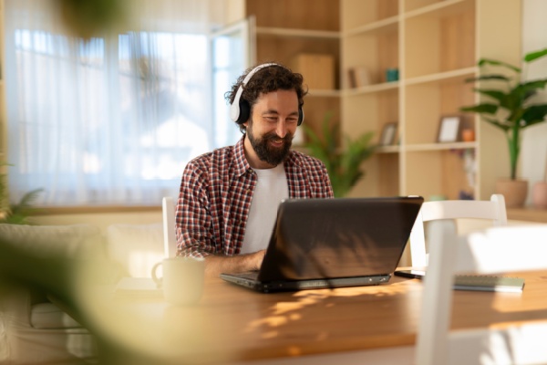 c’est-l’histoire-d’un-employeur-pour-qui-teletravailler-loin,-c’est-aller-trop-loin…